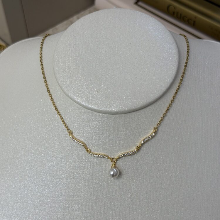 Elegant gold necklace